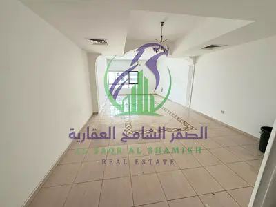 شقه ثلاث غرف وصاله للايجارالسنوى فى التعاون بإمارة الشارقه تكيف مجانى اطلاله مفتوحه خزائن بالحائط مساحات واسعه تشطيبات حديثه