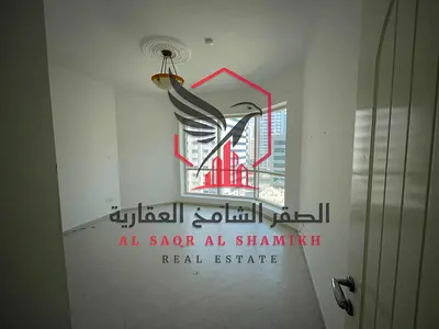 غرفة وصالة باطلالة بانورامية مفتوحة مع تكيف مجانا على المالك وجيم ومسبح مجانا و خزائن بالحائط بموقع مميز بالقرب من قناة القصباء