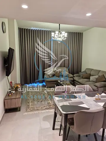 غرفتين وصالة مفروشة مع جيم ومسبح وباركينج وحديقة فى الجادة الشارقة للايجار السنوى