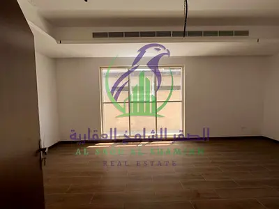 فيلا جديدة أول ساكن للإيجار تضم أربع غرف ماستر مع نوافذ بانورامية ومساحات واسعة وباركن