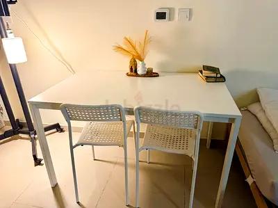Simple White Dining Table with four Matching Chairs - very Good Condition