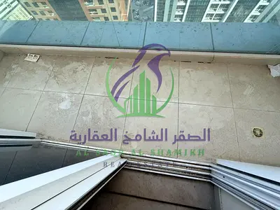 شقة واسعة مكونة من ثلاث غرف نوم للإيجار مع تكييف مجاني وبلكون وغرفة تخزين في موقع مميز قريب من كل الخدمات