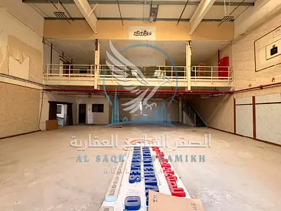 مستودع بالصجعه بمساحه 5500 قدم - مكاتب - ميزان - كهرباء 25KW - فاير سيستيم كامل حديث - 4دفعات