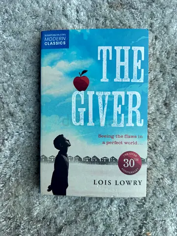 The Giver by Lois Lowry - Paperback