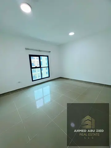 أكبر وأجمل شقة 3 غرف وصالة مع غرفة خادمة للإيجار السنوي في أبراج الخور الراشدية 1 عجمان تشطيبات فاخرة بلكونتان ومساحات واسعة. موقع مميز جدا من الخدمات
