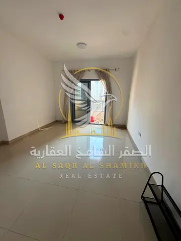 شقة غرفتين وصالة باركن مجاني مساحة واسعة تشطيب حديث بلكونة باطلالة مفتوحة موقع متميز سعر حصري سهولة في السداد