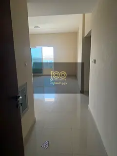 Second-hand apartment in a quiet location close to services and main roads, providing easy access.
