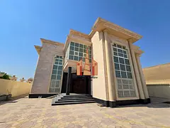 Like brand new full renovated villa wardrobes parking 6 bedroom 2 hall 2 Majlis Maid room 4m