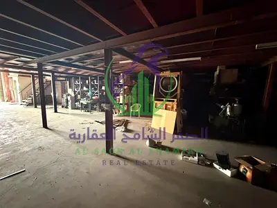 مستودع للايجارالسنوى فى الصناعيه 11 بمساحه 7500  قدم مربع  بإمارة الشارقه ميزانين  يوجد غرف للمكاتب وقسم إداري حمامين موقع مميز قريب من مخرج دبى