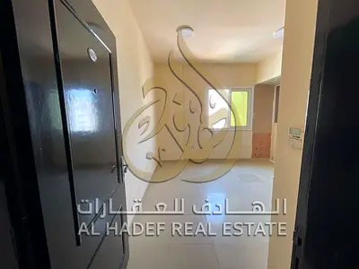استوديو للإيجار في القليعة، مطبخ منفصل، تكييف وغاز مركزي، موقع حيوي قريب من الأسواق والخدمات والمواصلات، مناسب لسكن مريح وعملي.