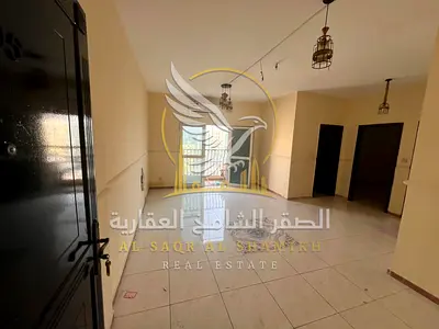 اكبر غرفة وصالة مع بلكونة بالقليعة باركن رملي مجاني جانب شتطئ الحيرة