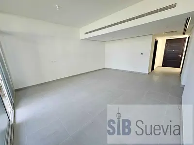 3 Beds | Large Living Space | Corner