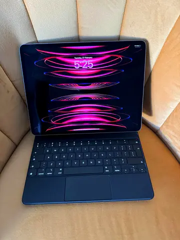 Apple iPad Pro - 256 4th Gen Wifi + Cellular with original Magic Keyboard with Apple Care Plus
