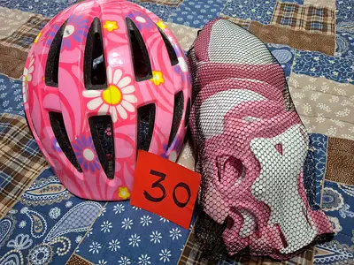 Kids pink bicycle helmet + protective pads set — good condition
