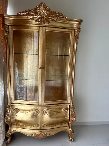 Beautiful Italian Show Case in Excellent condition