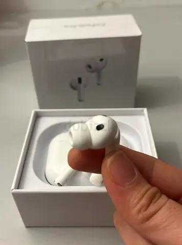White true wireless in-ear earbuds with charging case (used) - Good condition