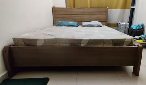 King size Wooden Bed and matress- Good Condition. 180x200x16cm