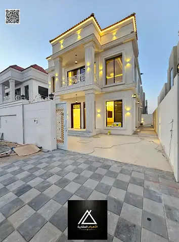 فيلا فاخرة للبيع في الحلو. تُقدم هذه الفيلا الفاخرة فرصة استثنائية لمن يبحث عن منزل واسع ومريح في موقع مميز في الحلو.