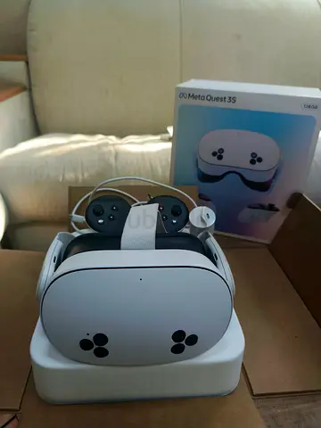 Meta Quest 3S VR Headset with Controllers - Excellent Condition