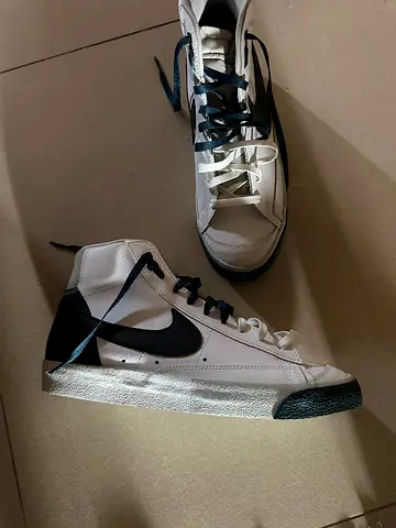 White Nike Blazer Mid vintage-style sneakers -Nike Blazer Mid ’77 in White/Black/Malachite (green).