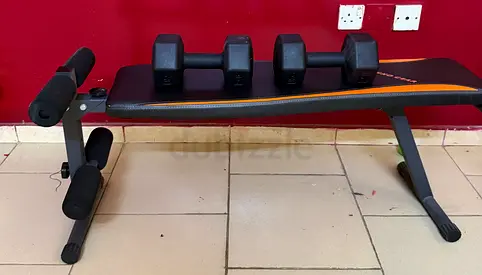 Adjustable workout bench with two 4KG dumbbells - Good condition