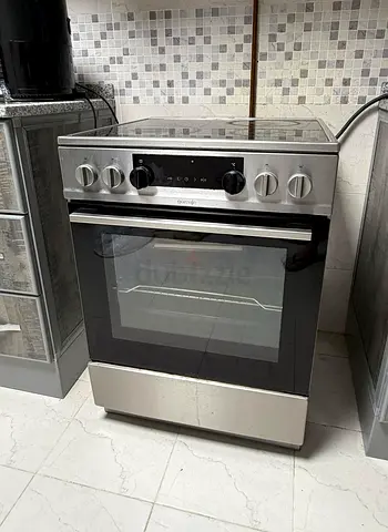 Stainless steel freestanding electric range with glass-ceramic hob - good condition