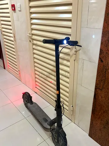 Electric scooter in good working condition with front light and back light, with three mods. New.