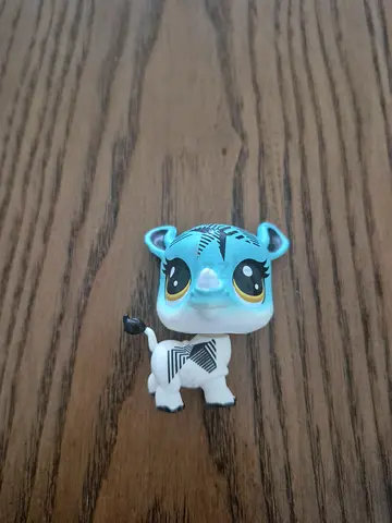 Littlest Pet Shop mini figure - small collectible toy