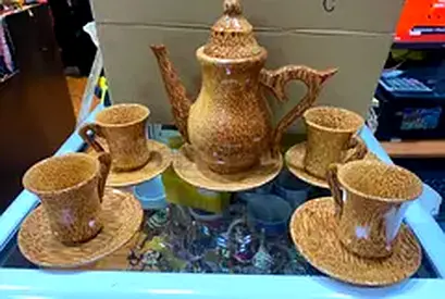 Vintage-style ceramic coffee/tea set — 6 cups with pot and saucers