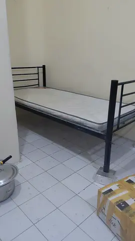 Single metal frame bed- good condition