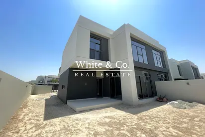 End Row | Gated Cluster | Near the Beach