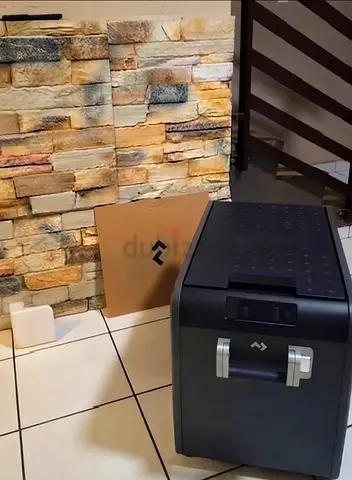 Car cooler Dometic CFX545 Portable electric cooler / mini fridge - good condition comes with AC Dc