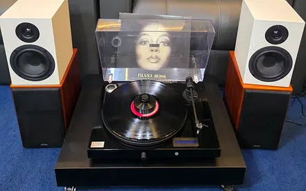 Pro-Ject Juke Box E Turntable with Bookshelf Speakers