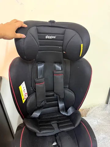 Used black child's car seat with 5-point harness - good condition