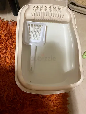 White Cat Litter Box with Scoop - Good Condition