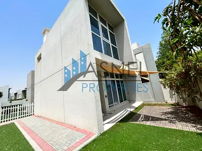 AMAZING 3-Bedrooms | corner Middle Unit Lschap| single row | Vacant