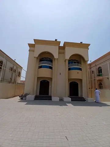 5 spacious bedrooms - Electricity available - Large yard - Equipped kitchen - Preparation kitchen