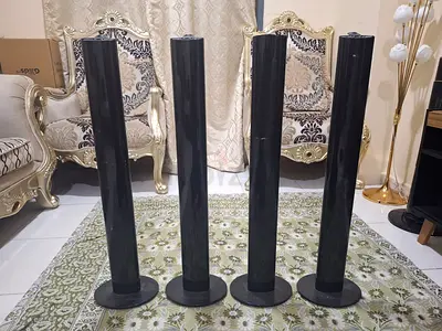 4 Harman Kardon Speakers stand for sale in Good Condition