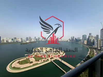 3 غرف وصالة مع غرفة خادمة بالمجاز 3، باركن مجاني، تكييف مركزي، 4 حمامات، بلكونتان بإطلالة بحرية، مساحات واسعة، وصيانة مجانية.