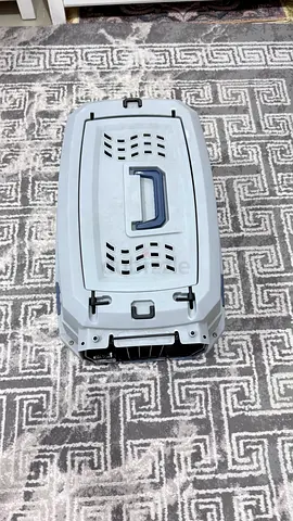 Large plastic cats carrier / crate - sturdy, good condition