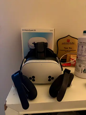 Meta quest 3s with box and head strap used 1 week only have warranty