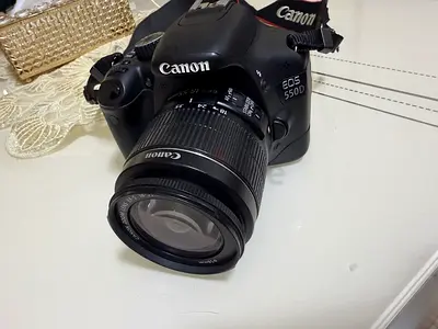 Canon EOS D550 Camera + Battary Charger + 8GB SD Card + Camera Bag
