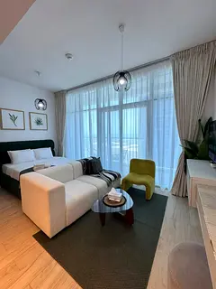 ELEGANT FULLY FURNISHED MASTER BEDROOM NEAR ELECTRA