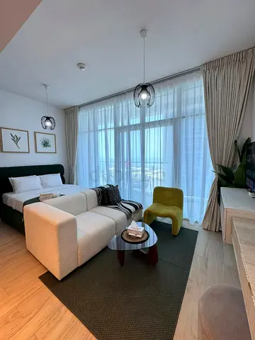 ELEGANT FULLY FURNISHED MASTER BEDROOM NEAR ELECTRA