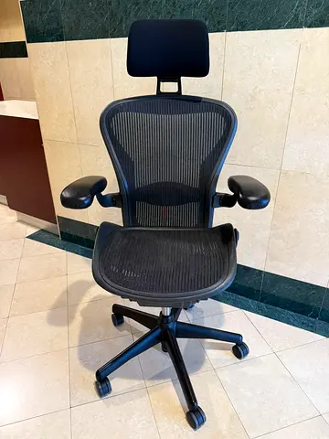 Herman Miller Aeron chair with headrest.good condition only little use