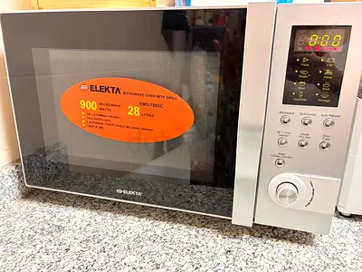 Elekta 28L Microwave Oven with Grill - 900W, Good Condition