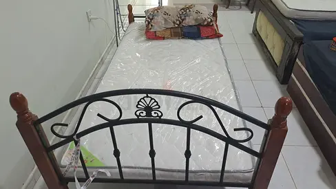 Single wooden & metal frame bed with mattress - good condition