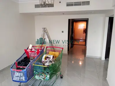 غرفة وصالة في المجاز 2، 2 حمام، باركينج مجاني، جيم ومسبح، برج عائلي نظيف، قرب مخرج دبي، موقع مميز، الإيجار 36,700 درهم.