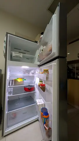 Well-maintained top-freezer fridge, spacious and clean - ready to use
