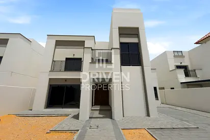 Single Row | Ready to Move In | Corner Stand Alone